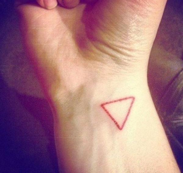 Simbol segitiga sederhana di pergelangan tangan